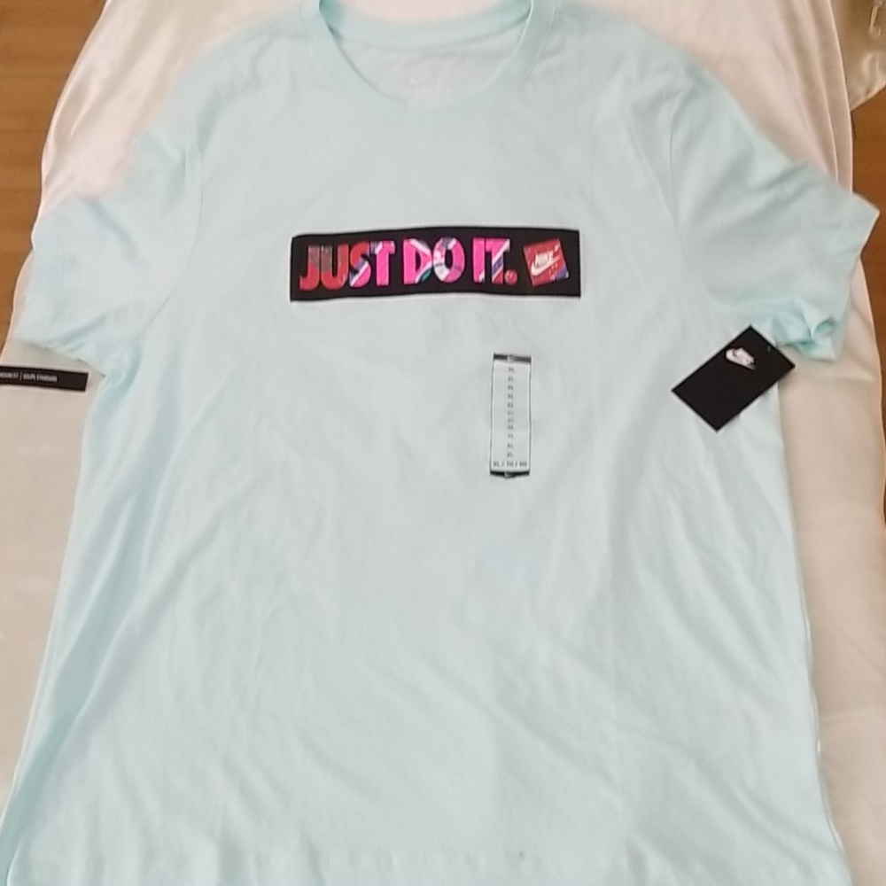 NIKE Sportswear Tee - XL